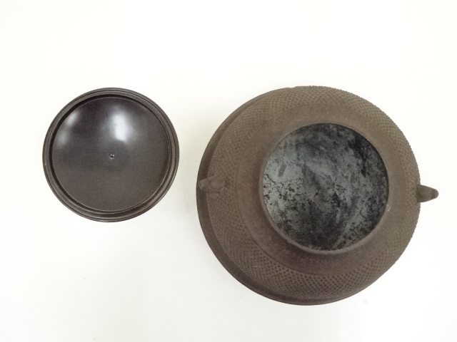  一ノ瀬宗辰・菊地正直造　唐銅切合朝鮮風炉　霰紋真形釜添（花押有）（共箱）